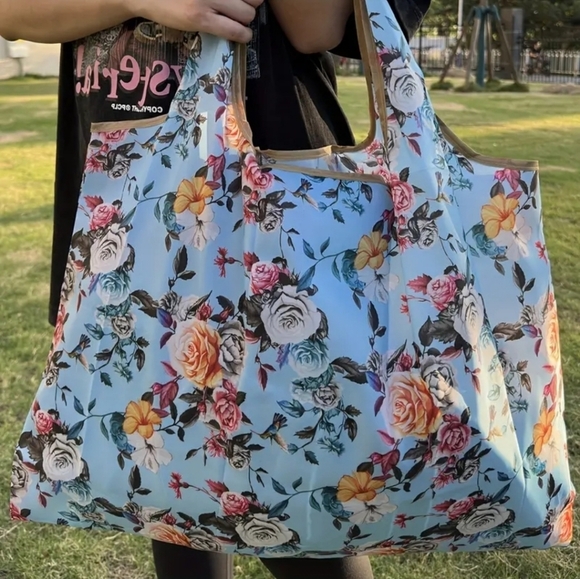 Blue Flower Pattern Tote Bag Large Capacity Portable floral blossom design - Picture 5 of 6